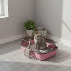 Litière pour chat rose avec un chat gris et blanc dans une salle de bain