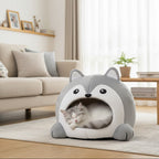 Niche pour chat copain, qui ressemble à un chat, avec un véritable chat allongé dedans dans un salon