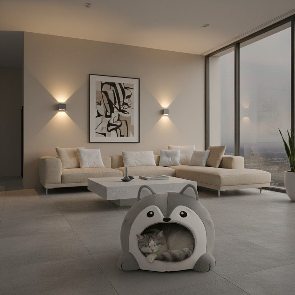 Niche pour chat copain, qui ressemble à un chat, avec un véritable chat allongé dedans, dans un salon de nuit