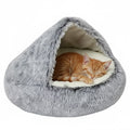 Niche doudou gris avec un chat roux