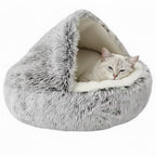 Niche doudou marron blanc avec un chat blanc