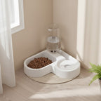 Fontaine et gamelle pour chat avec croquettes dans l'angle d'un salon