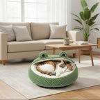 niche pour chat en forme de grenouille avec un chat allongé dedans dans un salon