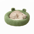 niche pour chat en forme de grenouille avec un chat allongé dessus
