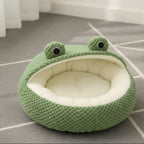 niche pour chat en forme de grenouille sur un tapis gris