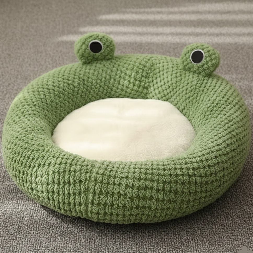 niche pour chat en forme de grenouille sur un tapis gris