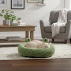 niche pour chat avec des oreilles de grenouille et un chat beige allongé dessus dans un salon