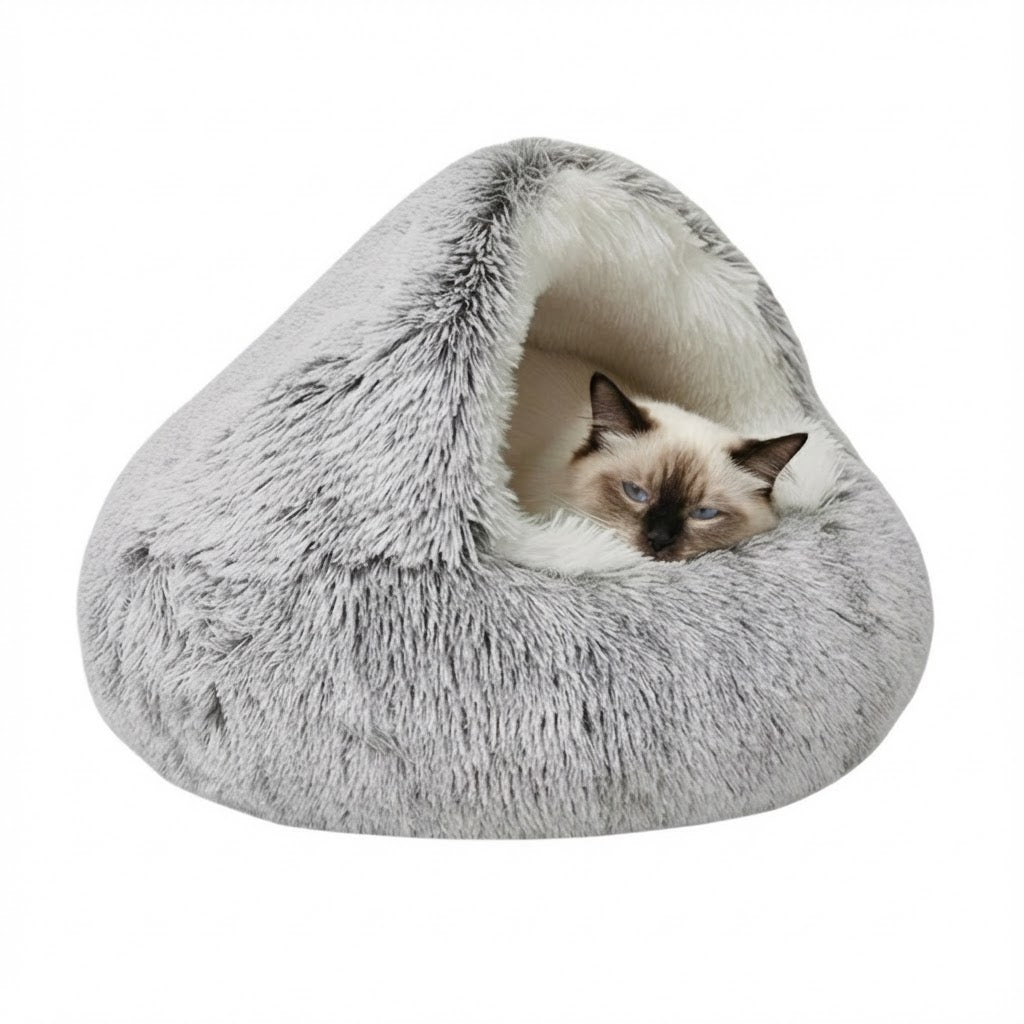 Niche pour chat marron-blanc avec un chat blanc noir à l'intérieur