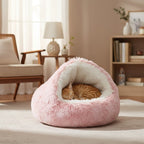 Niche pour chat rose avec chat roux dans un salon