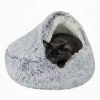 Niche pour chat grise avec chat noir à l'intérieur