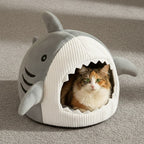 Niche pour chat en forme de requin gris avec un chat à l'intérieur