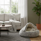 Niche doudou marron blanc avec un chat blanc