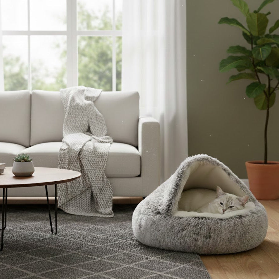 Niche doudou marron blanc avec un chat blanc
