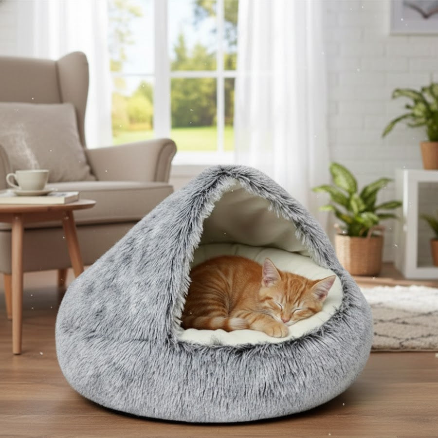 Niche doudou grise avec un chat roux dans un salon
